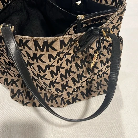 Michael Kors creme/ blk pocket book - Picture 6 of 7